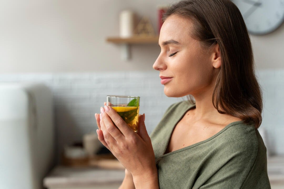 Confira 7 chás para aliviar os sintomas da menopausa que também desincham e emagrecem.