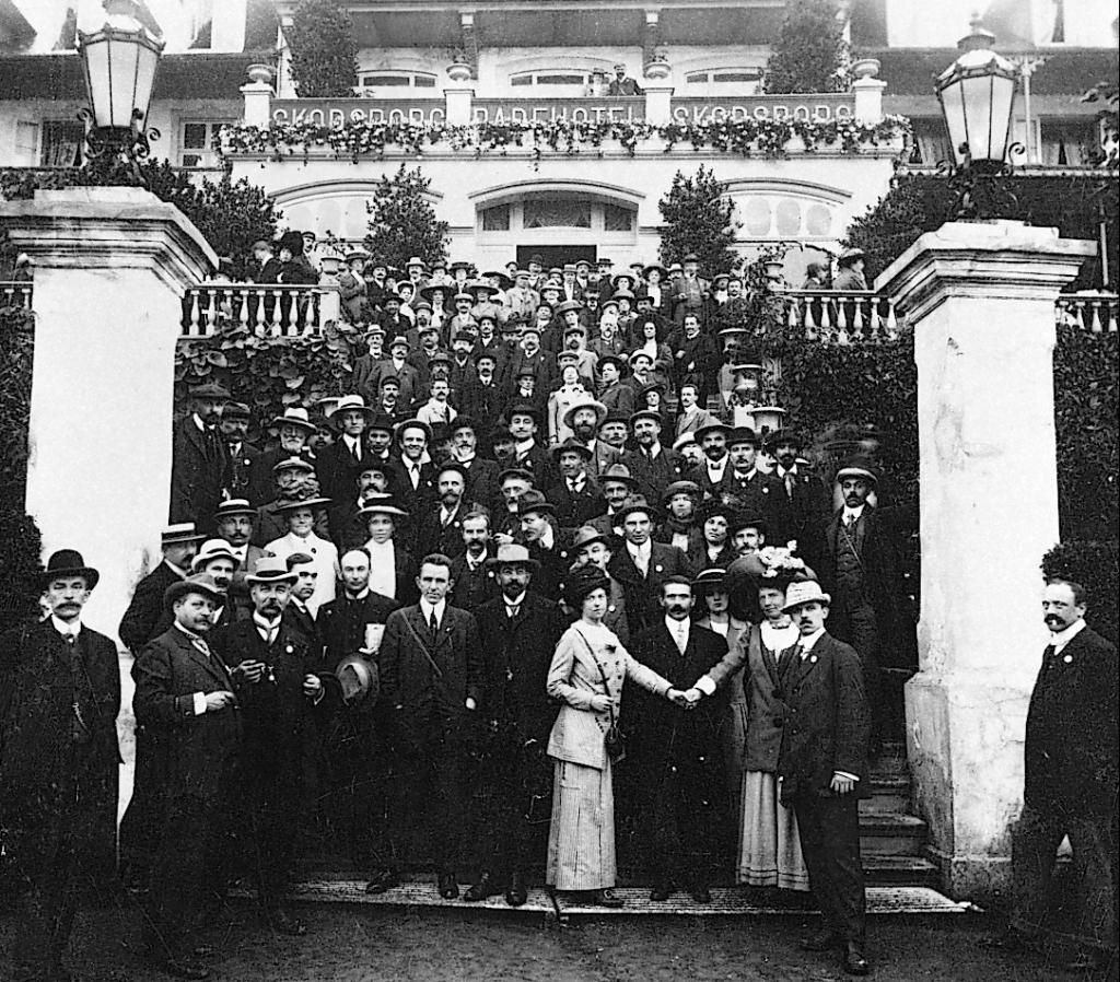 Copenhague, 1910. VIII Congresso da Internacional Socialista: na frente, Alexandra Kollontai e Clara Zetkin.