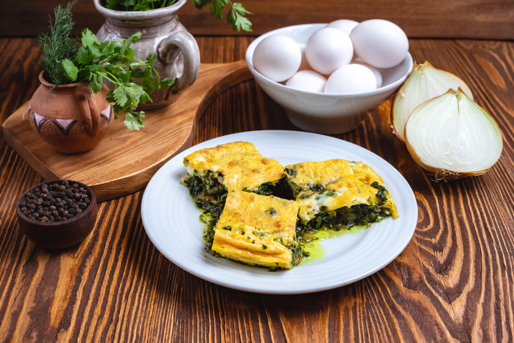 Omelete de espinafre, opção de receita low carb para um desjejum saudável.