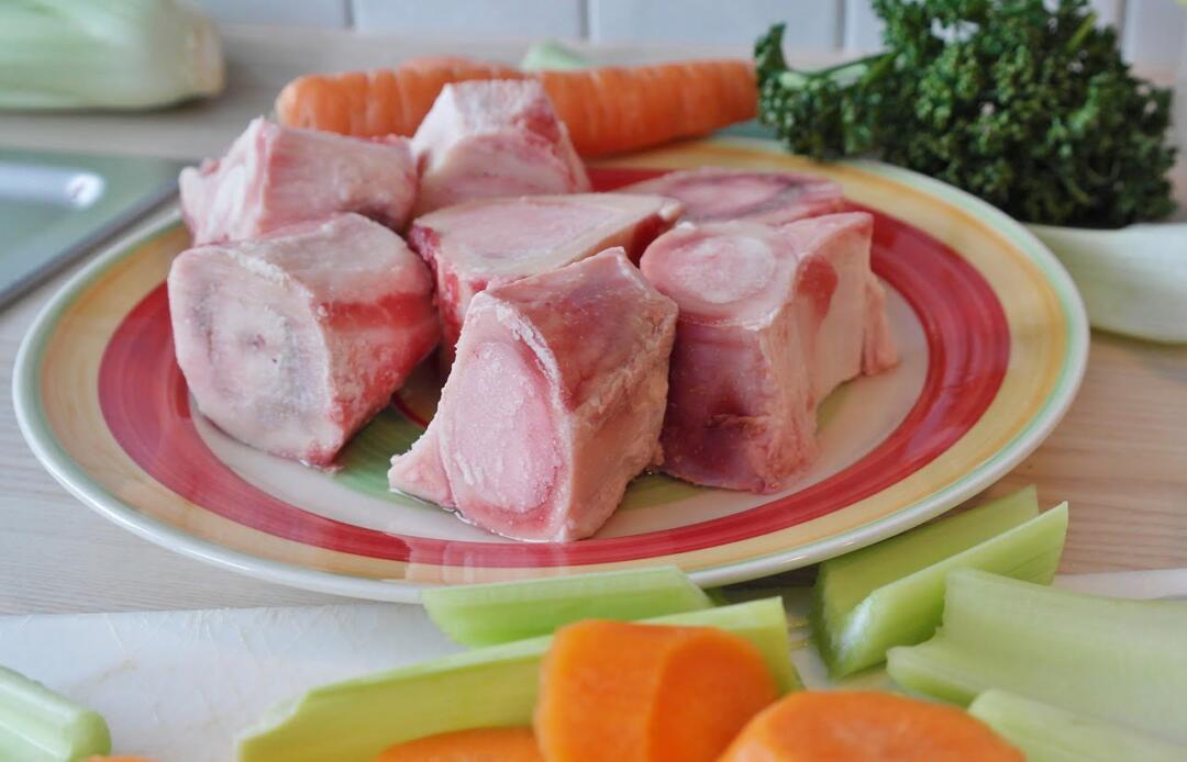 Esta receita de Caldo de Osso tem tanto colágeno que é chamada de Elixir da Juventude.