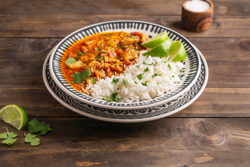 A moqueca de peixe é perfeita para o almoço de domingo, pois é deliciosa e fácil de preparar.