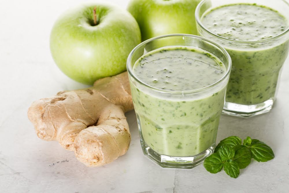 Suco de Couve com Maçã e Gengibre é uma das opções de suco detox para desinchar.