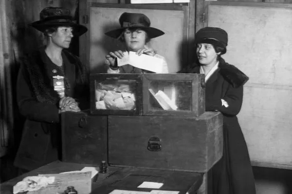 Uma das principais exigências dos movimentos feministas no começo do século XX foi o voto feminino.