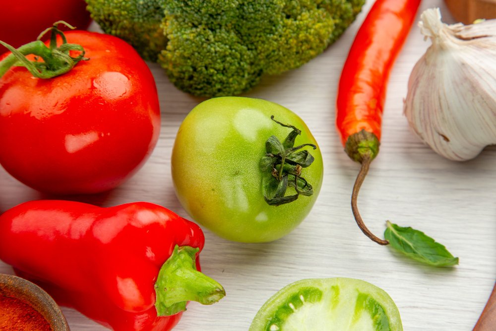 Alho, pimenta, pimentão, brócolis e tomate estão entre os 37 alimentos que promovem a produção dos hormônios da felicidade.