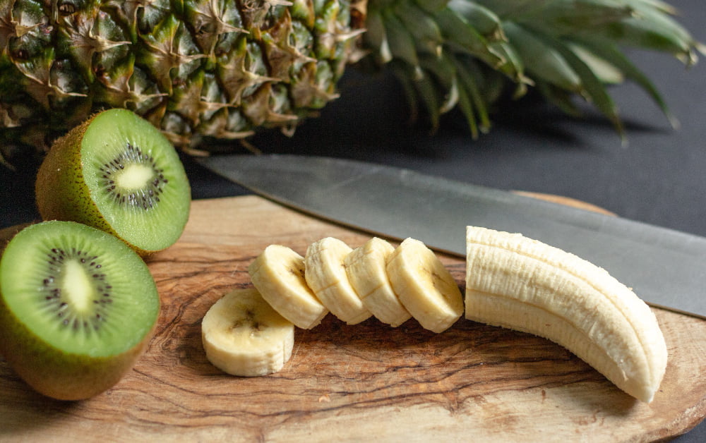 Banana, kiwi e abacaxi estão entre as frutas que auxiliam o organismo na liberação dos hormônios da felicidade.