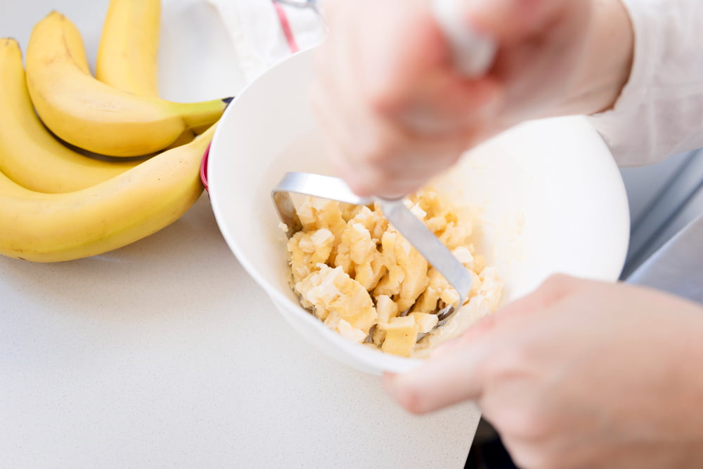 A máscara de banana e azeite de oliva, além de hidratar, promove brilho natural aos cabelos.