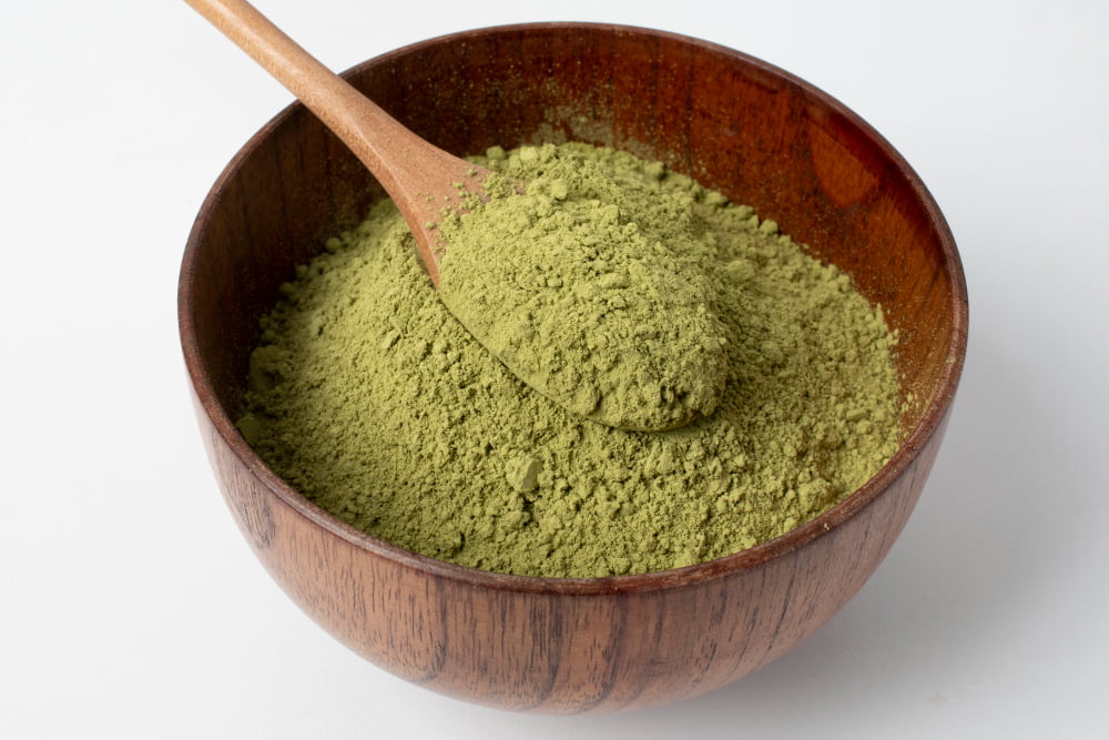 Outra forma maravilhosa de garantir os benefícios nutricionais da ora-pro-nóbis é usando a farinha feita a partir das suas folhas.