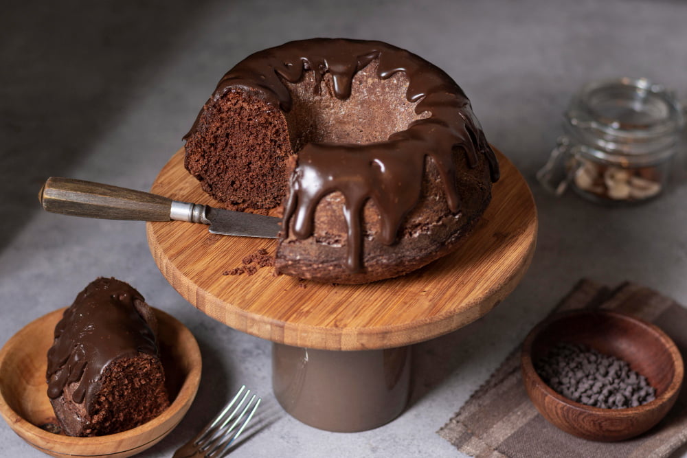 O bolo de chocolate feito com Cacau 100% promove o bem estar e a saúde mental.