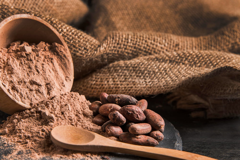 O cacau contém uma alta concentração de flavonoides que têm propriedades antioxidantes e podem influenciar positivamente o humor.
