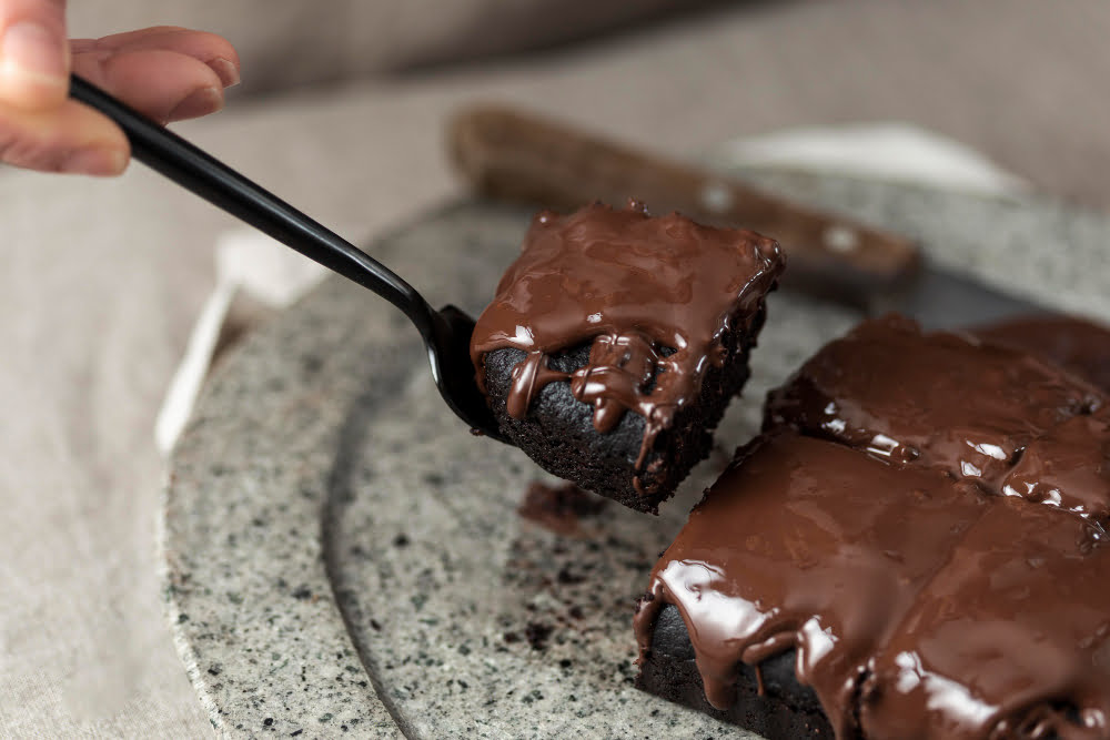 Confira a receita do bolo de chocolate com Cacau 100% que promove o bem estar e a saúde mental e é livre de glúten.