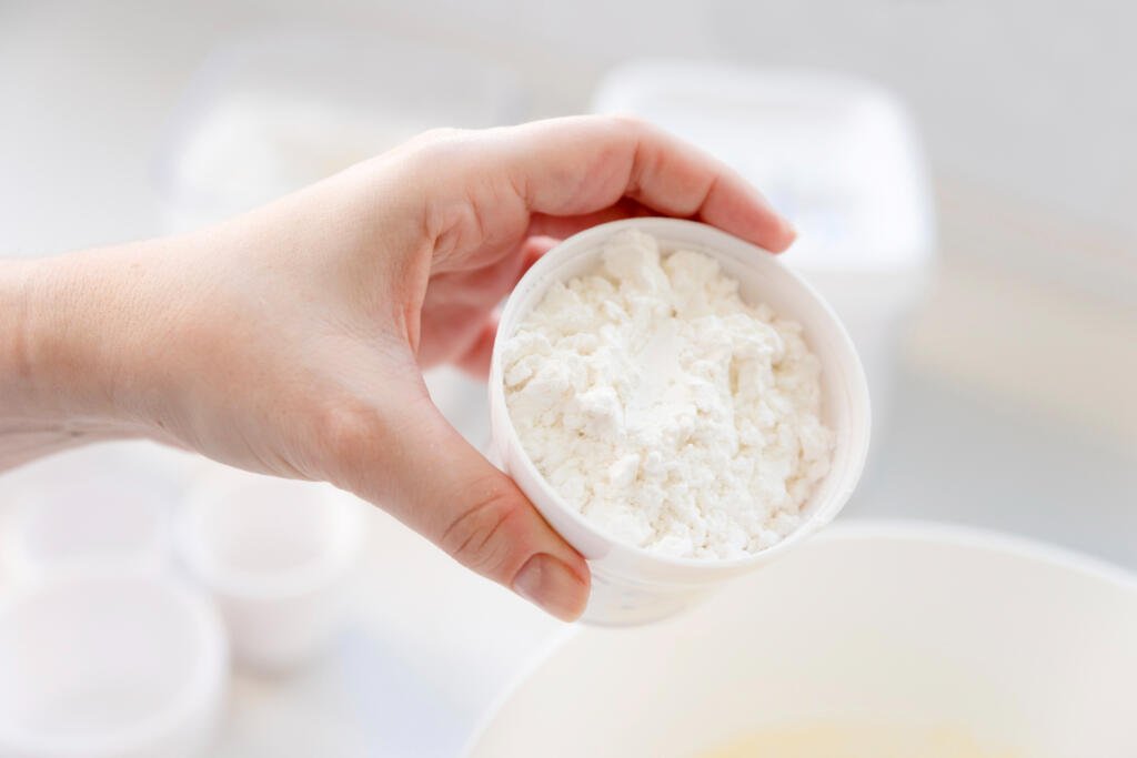 A creatina pode te ajudar a ter mais disposição e ganhar massa magra. Entenda os principais benefícios para a mulher após os 40 anos.