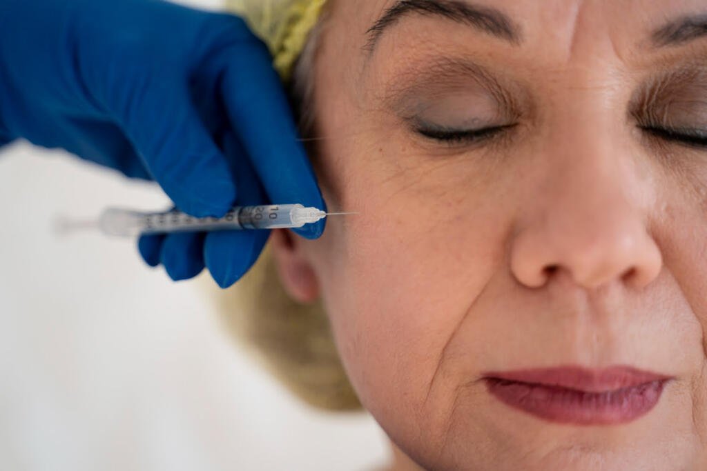 O Botox está cada vez mais popular. Veja o que é e para que serve esse tratamento estético que começou a ser utilizado no início dos anos 2000.