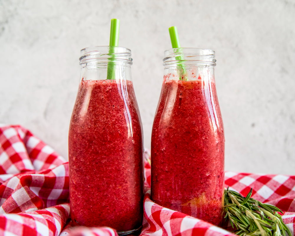 Ao combinar maçã, cenoura e beterraba em um suco, você obtém uma bebida deliciosa e altamente nutritiva, repleta de fibras, vitaminas, minerais e antioxidantes