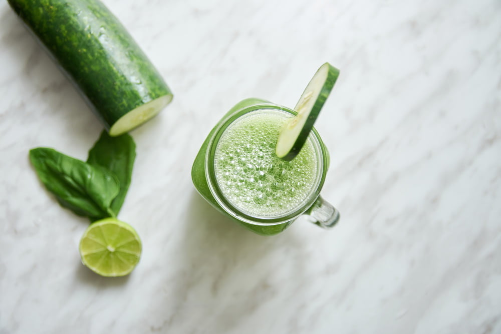 Suco de pepino com limão é uma opção refrescante e saudável para incluir na sua dieta para aliviar os sintomas da menopausa.