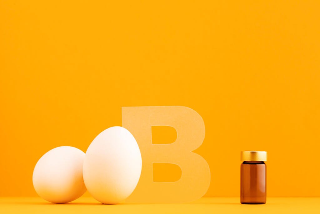 A vitamina B12 é exclusivamente encontrada em produtos de origem animal. Por isso, pessoas que optam por uma dieta vegetariana ou vegana, precisam repor este nutriente.