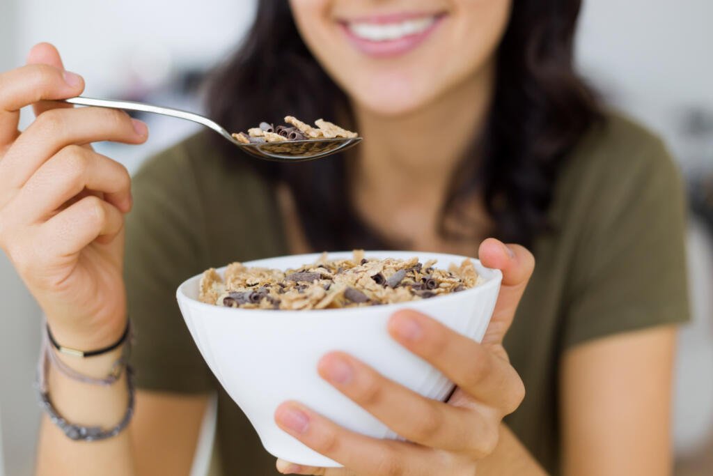 Confira os benefícios da aveia para mulheres, inclusive no controle do peso, e como colocar na dieta.